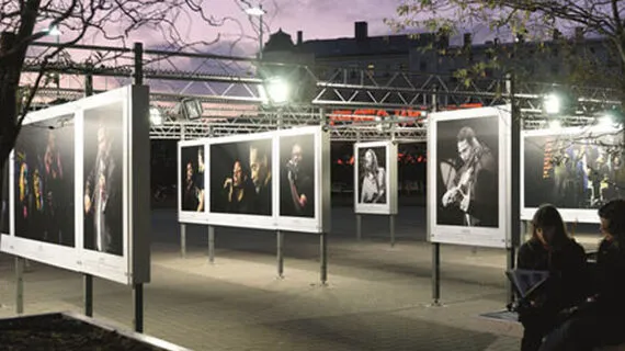 Vienīgā Rīgas brīvdabas foto galerija, kuru var apskatīt visu diennakti.