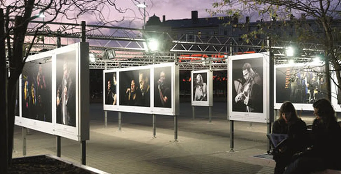 Vienīgā Rīgas brīvdabas foto galerija, kuru var apskatīt visu diennakti.