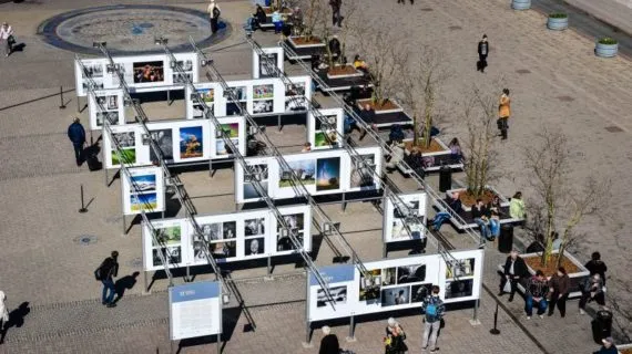 FOTO: PIE T/C “ORIGO” ATKLĀTA BRĪVDABAS LIELFORMĀTA FOTO IZSTĀDE  “GADA BALVA FOTOGRĀFIJĀ 2015”