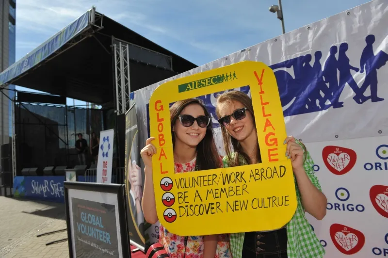 AIESEC IEPAZĪSTINA AR DAŽĀDU TAUTU TRADĪCIJĀM KULTŪRAS SVĒTKOS “GLOBAL VILLAGE”