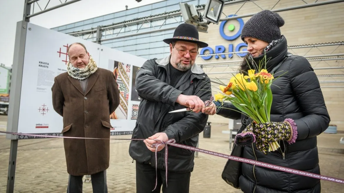 Latvijas simtgadei veltīta izstāde “Latviešu spēka zīmes” pie t/c ORIGO