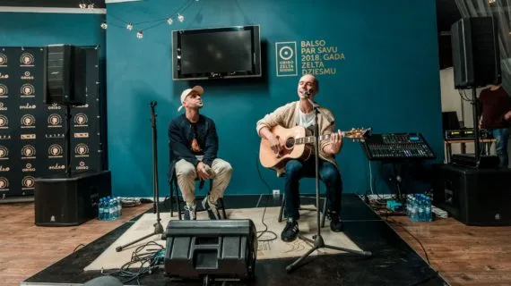 VAI MŪZIĶIEM ‘SALAUZTAS SIRDIS’ NOZĪMĒ VAIRĀK JAUNU DZIESMU?