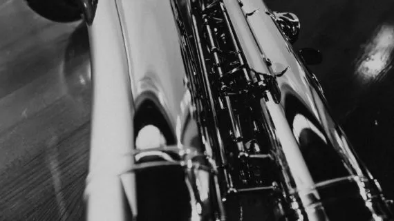 Origo piepilda saksofonu skaņas.