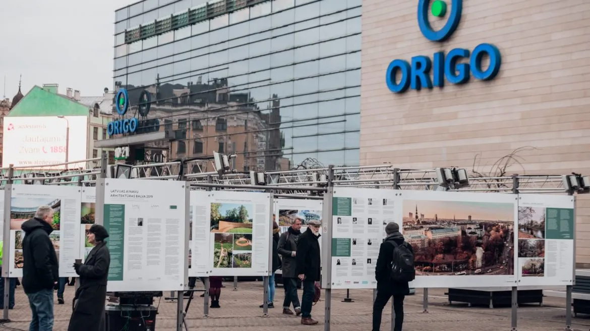 Laukumā pie t/c Origo atklāta “Latvijas Ainavu arhitektūras balva 2019” izstāde