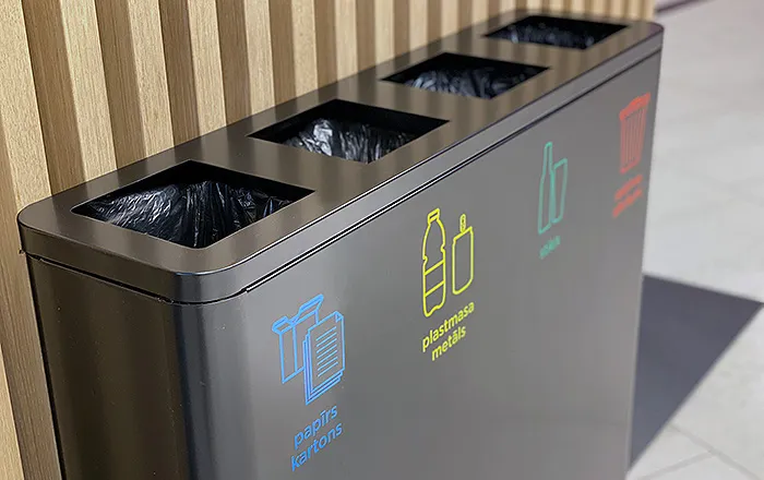 У посетителей имеется возможность использовать урны для раздельных отходов, чтобы облегчить их переработку и обеспечить повторное использование ресурсов.