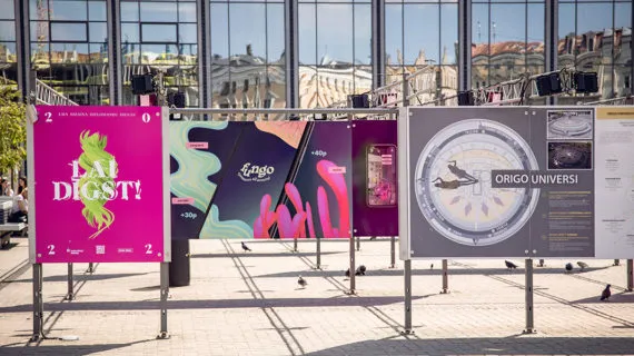 На площади рядом с Origo открыли выставку дипломных работ Отделения дизайна Латвийской академии художеств