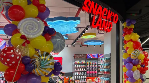 Origo atvēries Latvijā plašākais Snack’O Land – saldumu un našķu veikals.