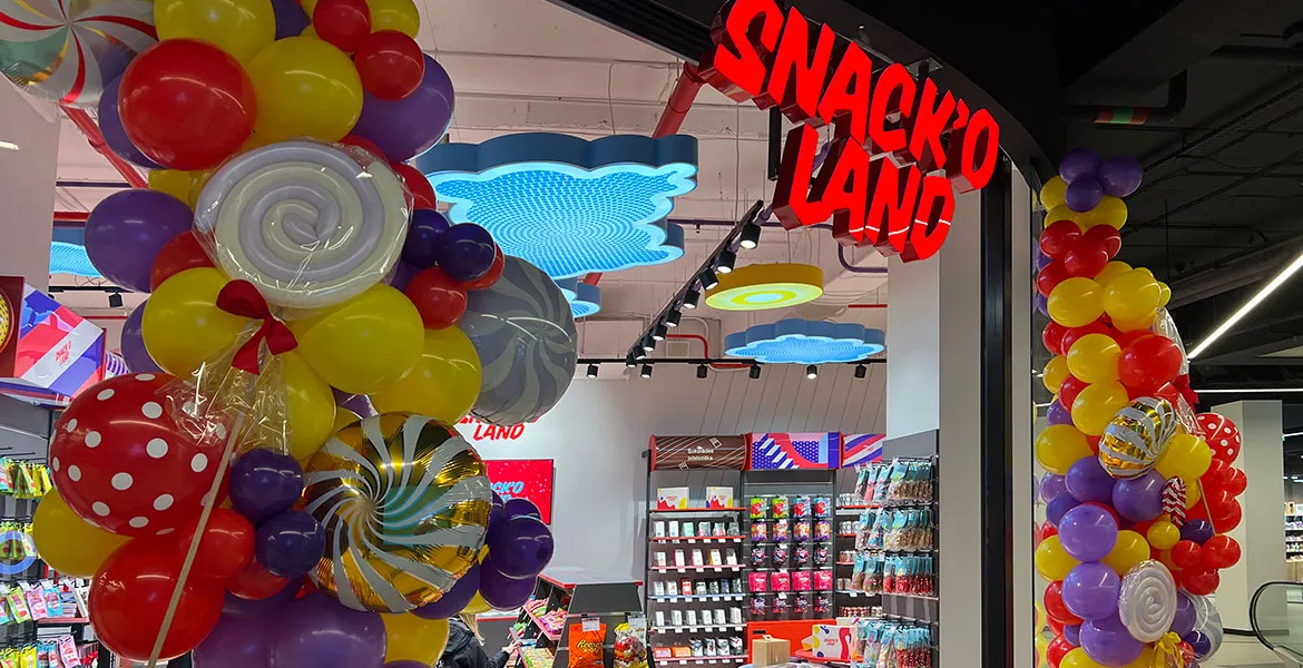 Origo atvēries Latvijā plašākais Snack’O Land – saldumu un našķu veikals.