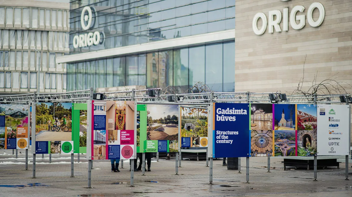 Laukumā pie t/c “Origo” atklāta mākslas un arhitektūras foto izstāde “Gadsimta būves Latvijā”