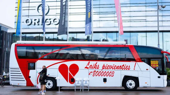 Laukumā pie t/c “Origo” aizvadīts asinsdonoru nedēļas lielākais pasākums “Mums ir viena asinsrite”