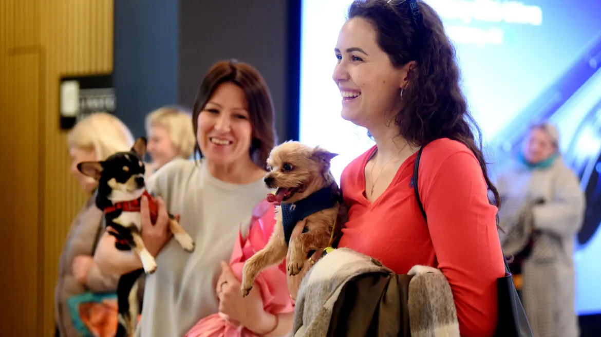 Līdz ar foto izstādes “Ķepu satikšanās” atklāšanu, tirdzniecības centrs “Origo” kļūst suņiem draudzīgs