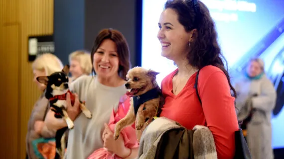 Līdz ar foto izstādes “Ķepu satikšanās” atklāšanu, tirdzniecības centrs “Origo” kļūst suņiem draudzīgs