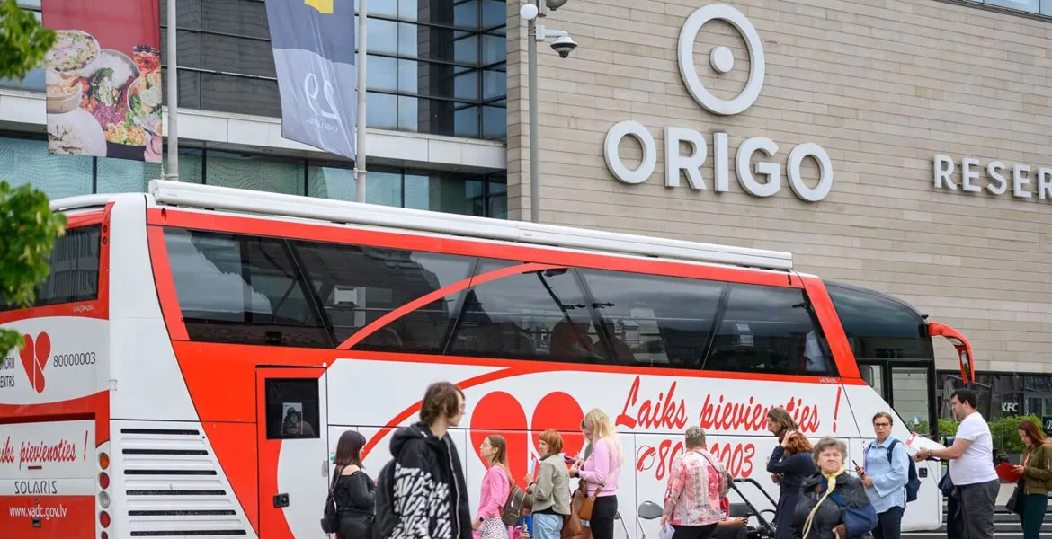 Pasaules asinsdonoru dienas pasākumā pie t/c “Origo” asinis ziedojuši 56 donori