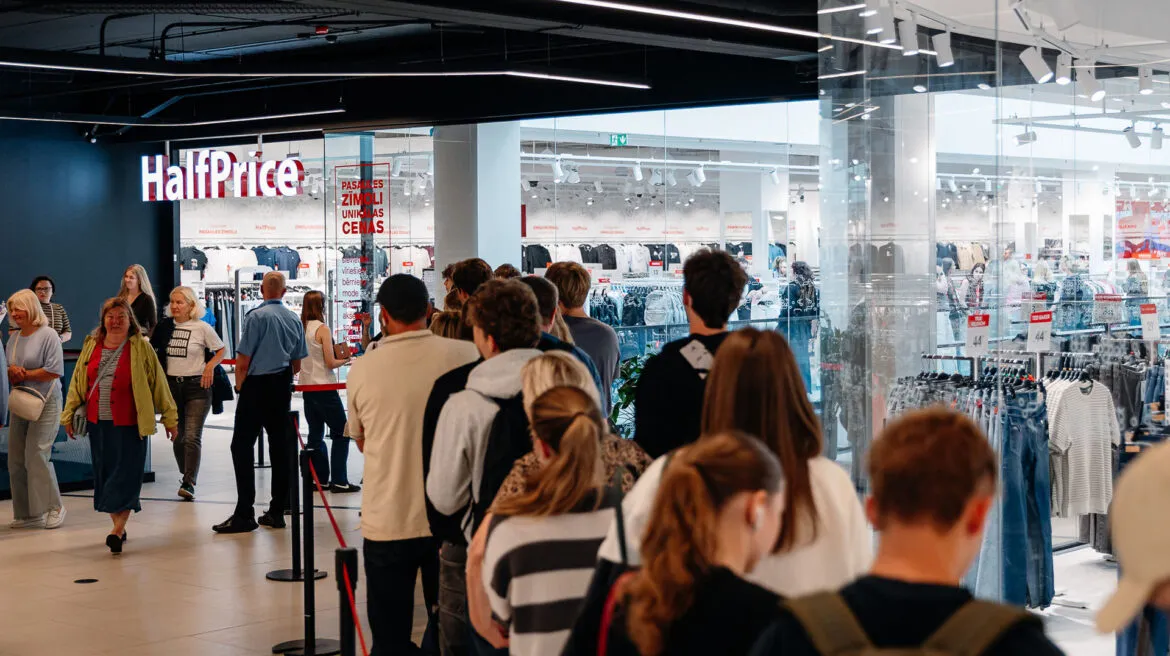 T/c “Origo” atklāts lielākais “HalfPrice” veikals Latvijā, piesaistot lielu pircēju interesi